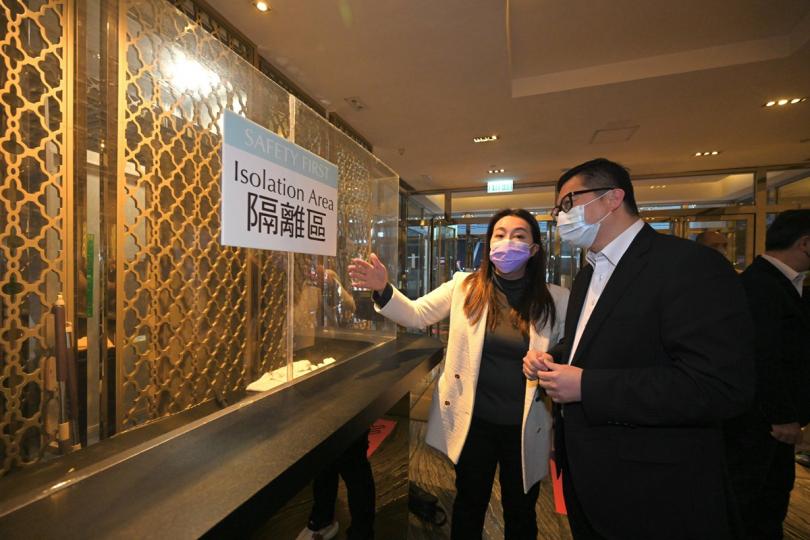 準備就緒:  鄧炳強（右）到荃灣帝盛酒店視察，向酒店管理層了解酒店轉為隔離設施的準備工作。