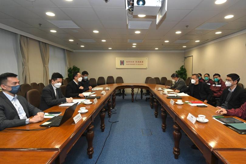 交流心得:  林文健（左三）、徐樂堅（左二）與內地專家團就流行病學調查和各項抗疫措施交換經驗。
