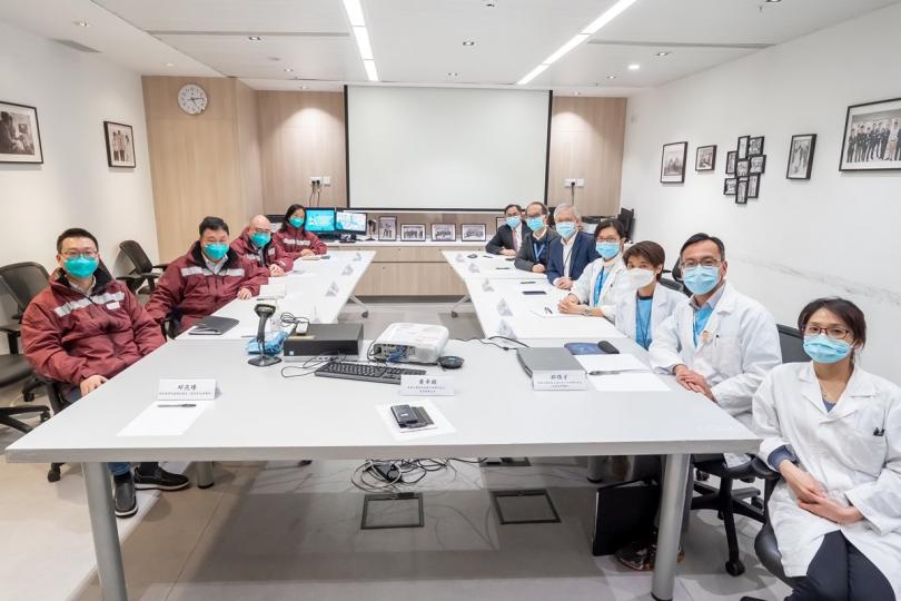 研究案例:  內地專家組與香港兒童醫院臨床團隊會面，就重症患者的治療方案等事宜交換意見。