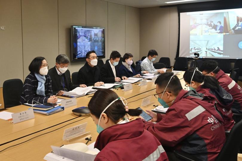 抗疫交流:  陳肇始（左一）連同衞生署和醫院管理局的代表，與多名內地專家以視像方式舉行會議，深入討論抗疫策略。