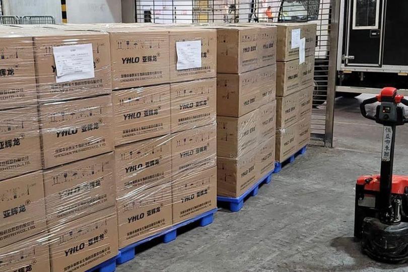 支援院舍:  社會福利署過去一星期已把快速測試套裝和個人保護裝備送達所有院舍，院舍若需要額外套裝和裝備，社署會不斷補充。
