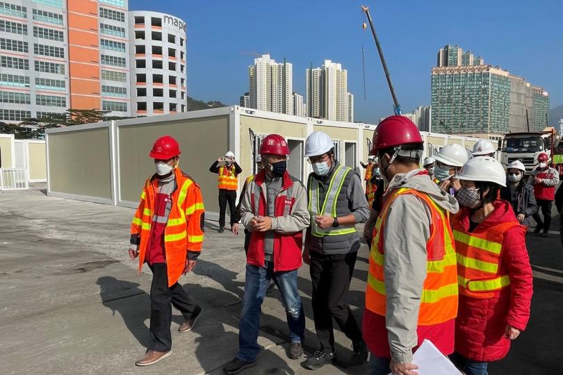 刻不容緩:  黃偉綸與同事前往多個增建社區隔離及治療設施的地點，包括青衣市地段200號，了解工作進展。