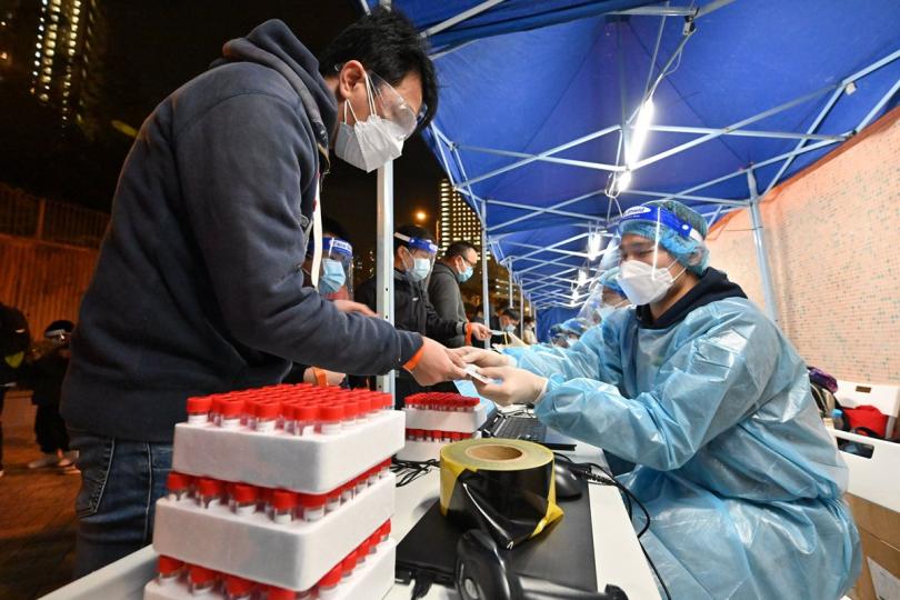必要措施:  政府統計處工作人員在觀塘秀茂坪邨秀賢樓指明受限區域協助居民接受檢測。