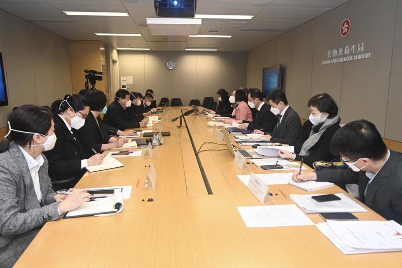 共商對策:  陳肇始（右五）連同食衞局和衞生署人員與梁萬年（左四）和康敏（左七）及其他及內地專家會面，討論第五波疫情和內地應對疫情的經驗。