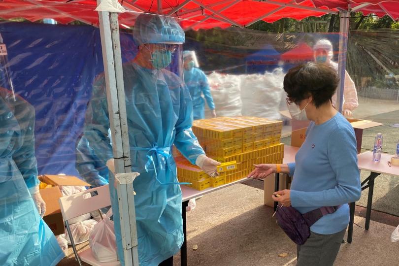 中藥抗疫:  食物及衞生局向接受圍封強檢的居民派發國家捐贈的抗疫中成藥。