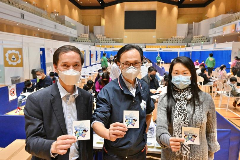 便利市民:  荃灣體育館兒童社區疫苗接種中心投入服務，為5至11歲兒童接種復必泰疫苗，聶德權（中）到場視察。
