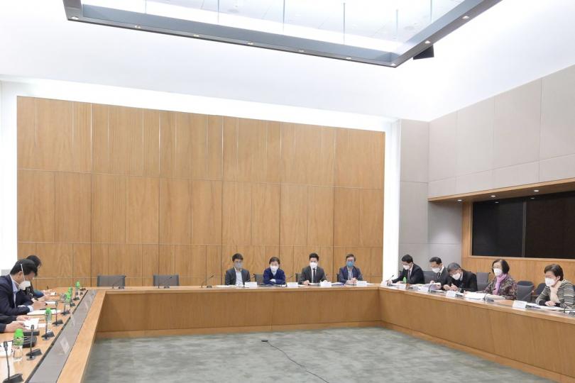 同心抗疫:  林鄭月娥（右一）與內地專家團會面，感謝他們考察和指導特區抗疫工作。