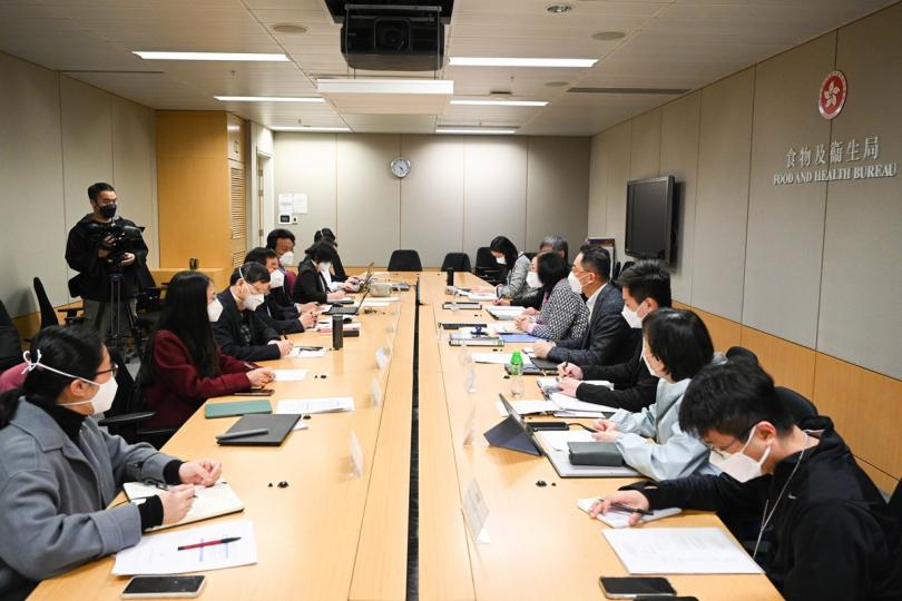 精益求精:  陳肇始（右五）與梁萬年（左四）參與工作會議，討論治療新冠肺炎病人事宜，其間梁萬年根據在港觀察所得，提出抗疫策略優次及完善日後工作的建議。
