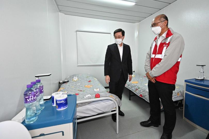 迅速交付:  李家超（左）視察由中央援建、位於港珠澳大橋香港口岸人工島的社區隔離設施新建單位。