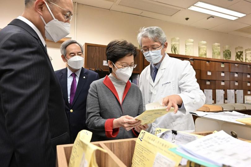 惠澤社群:  林鄭月娥（右二）到訪浸會大學中醫抗疫遠程醫療中心，視察藥房運作。