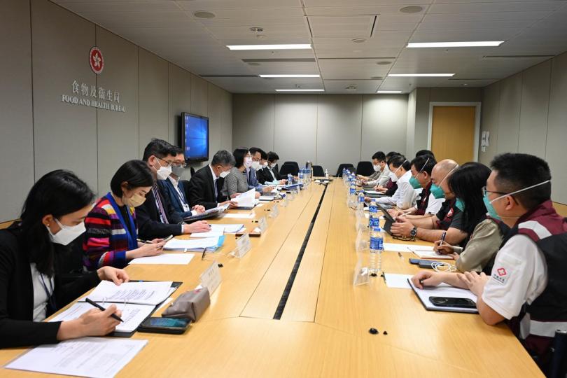 深入交流:  陳肇始（左六）與訪港的內地醫療衞生專家開會，在過去數周的討論基礎上研究特區政府的抗疫重點跟進工作。