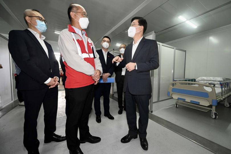 應付需求:  李家超（右）到洪水橋社區隔離設施視察將用作長者暫託中心的新建設施。
