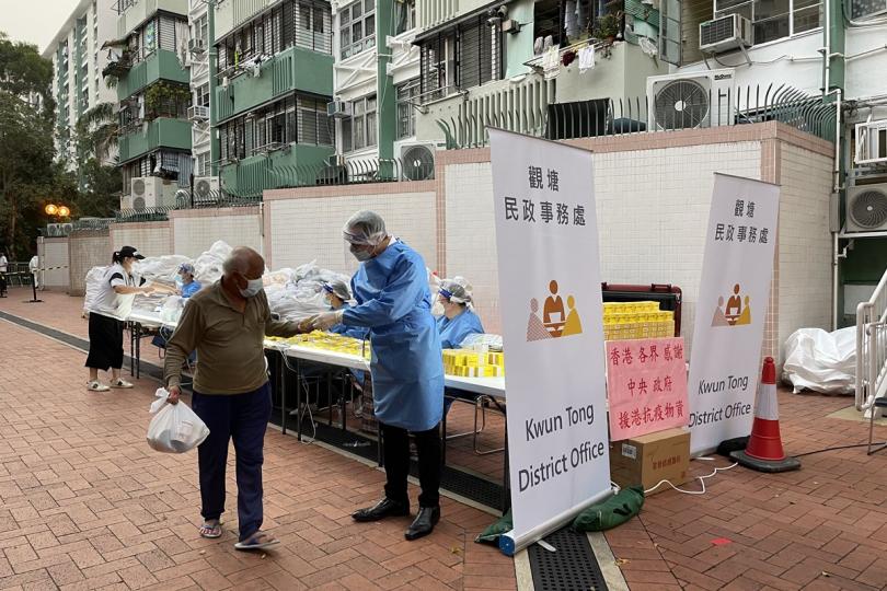 地區關懷:  觀塘民政事務專員謝凌駿向受限人士派發由中央政府捐贈的抗疫中成藥。