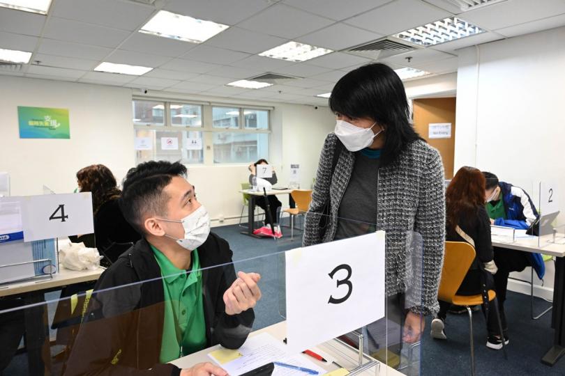 首日運作:  政策創新與統籌辦事處總監何珮玲（右）到訪位於北角的臨時失業支援計劃服務中心，了解中心運作。