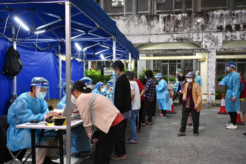行動有序:  觀塘翠屏（北）邨翠楣樓受限區域的居民逐一登記檢測。