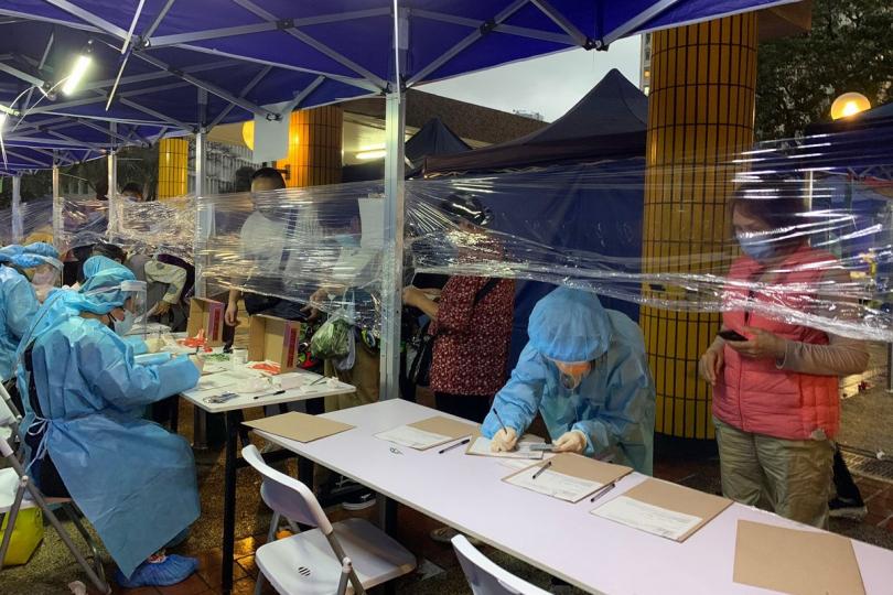 配合行動:  政府人員在祥東樓受限區域為居民登記資料，安排他們接受病毒檢測。