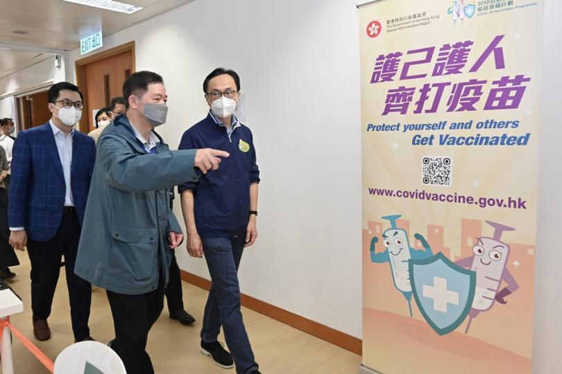 鼓勵接種:  聶德權（右一）到訪位於觀塘創紀之城5期的社區疫苗接種中心，視察運作情況。