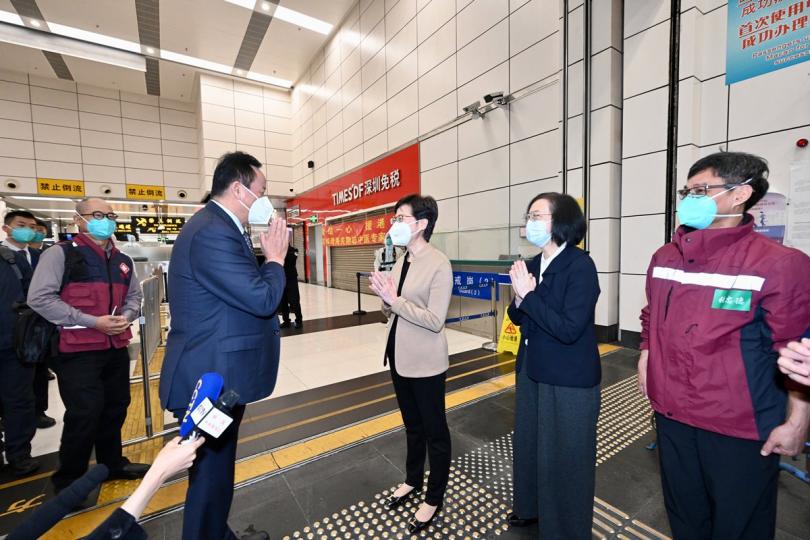 協助治療:  林鄭月娥（右三）在深圳灣口岸迎接中央政府援港抗疫的中醫專家組，與專家組組長、中國科學院院士仝小林（右四）交談。
