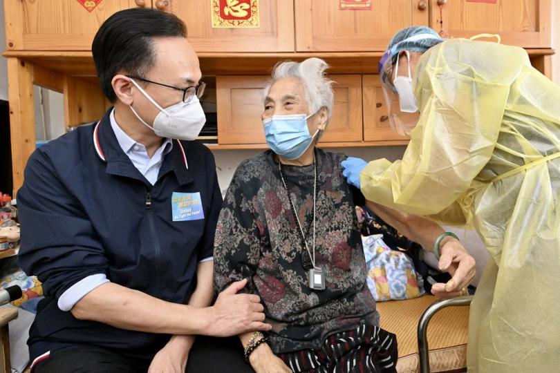 抗疫關鍵:  聶德權（左）鼓勵長者接種新冠疫苗。