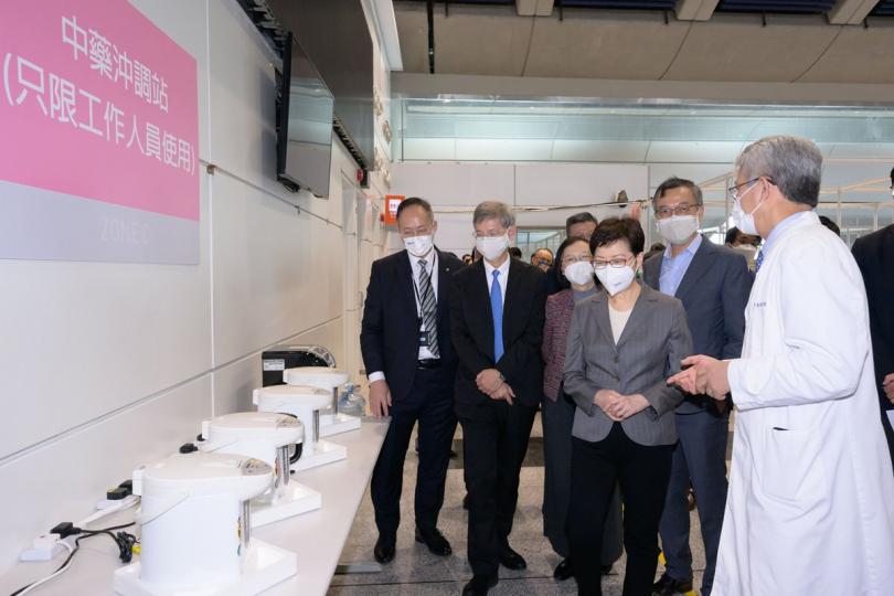 設施完備:  林鄭月娥（右三）聽取浸會大學協理副校長（中醫藥發展）卞兆祥（右）介紹中心設施。