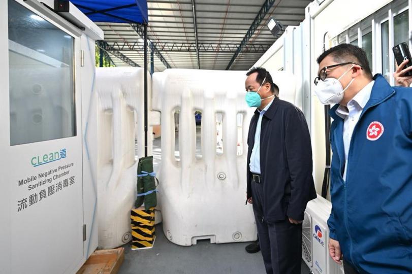 實地視察:  仝小林（左）在鄧炳強陪同下視察社區隔離設施的流動負壓消毒室。   