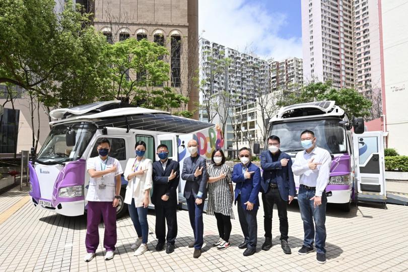 呼籲接種:  黃錦星（左四）到觀塘翠屏邨視察流動疫苗接種站運作情況，並與生產力促進局和研發中心代表一同呼籲市民支持2019冠狀病毒病疫苗接種計劃。