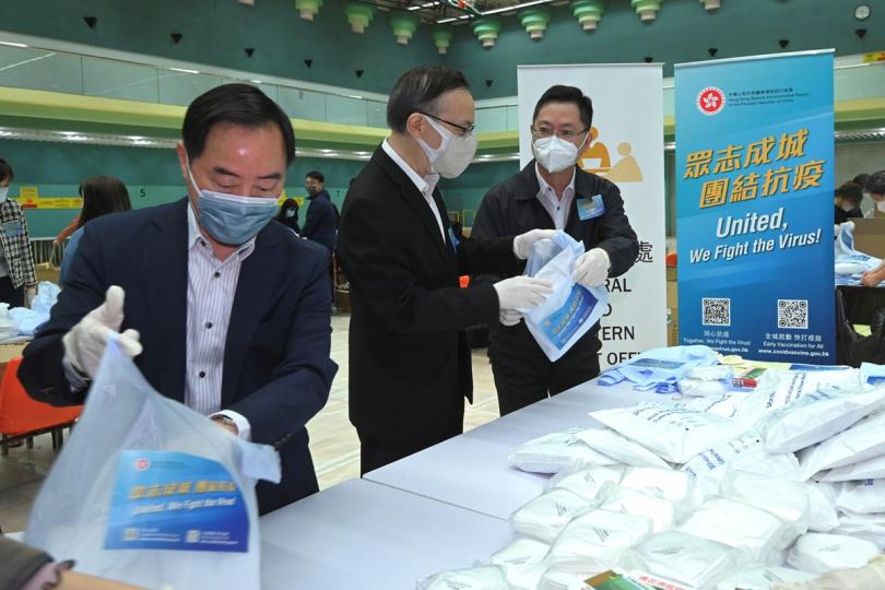服務社群:  薛永恒（右）在香港公園體育館的防疫服務包包裝中心參與包裝工作。