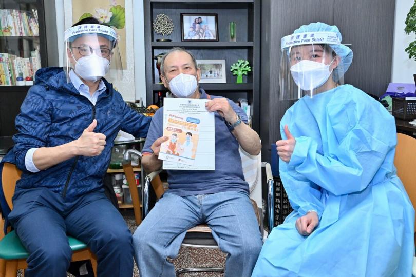 便民安排:  聶德權（左）到新翠邨新傑樓探訪其中一名經上門服務接種第一劑新冠疫苗的長者。