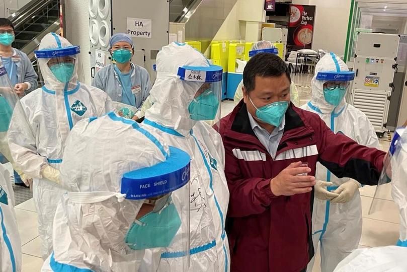合作無間:  中醫專家組到訪亞博館的新冠治療中心，了解香港和內地醫護團隊如何合作治療新冠病人。