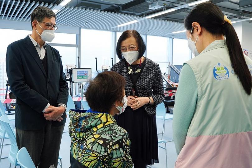 提供方便:  陳肇始（右二）到葵青地區康健中心了解市民接種疫苗情況。