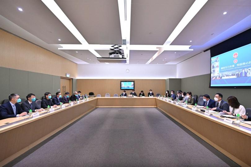 分享經驗:  林鄭月娥（右四）與仝小林（左四）率領的內地中醫專家組會面，探討應用中醫藥抗擊本地疫情、推動中醫藥發展等事宜。