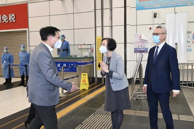 支援不絕:  陳肇始（中）在深圳灣口岸歡迎由闞飆（左）率領的新一批內地疫情防控專家到港。