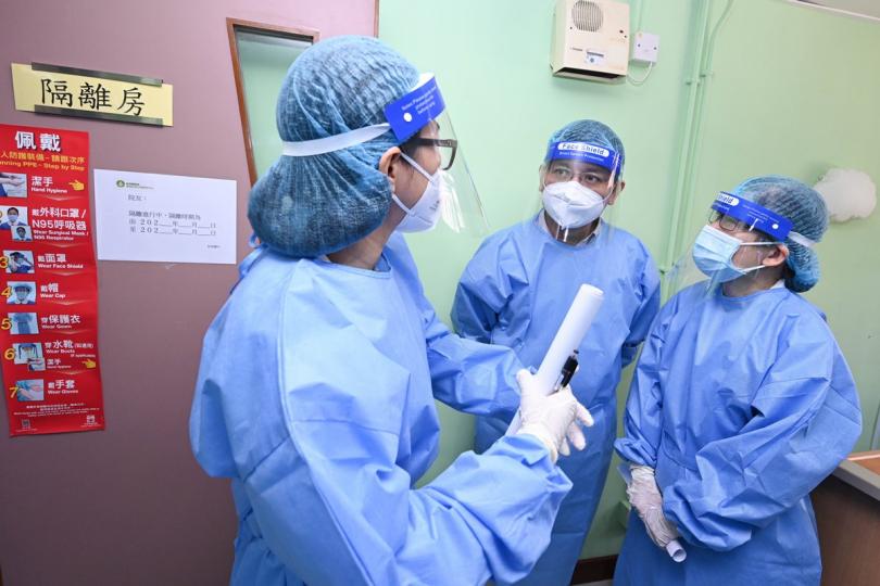 實地考察:  內地疫情防控專家組參觀兩間安老院，了解不同類型院舍應對第五波疫情的防疫措施。   