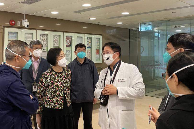 社區抗疫:  內地專家由陳肇始（左三）陪同，參觀天水圍（天業路）社區健康中心，了解指定診所的角色，並與臨床醫護人員交流治療2019冠狀病毒病病人的經驗。   