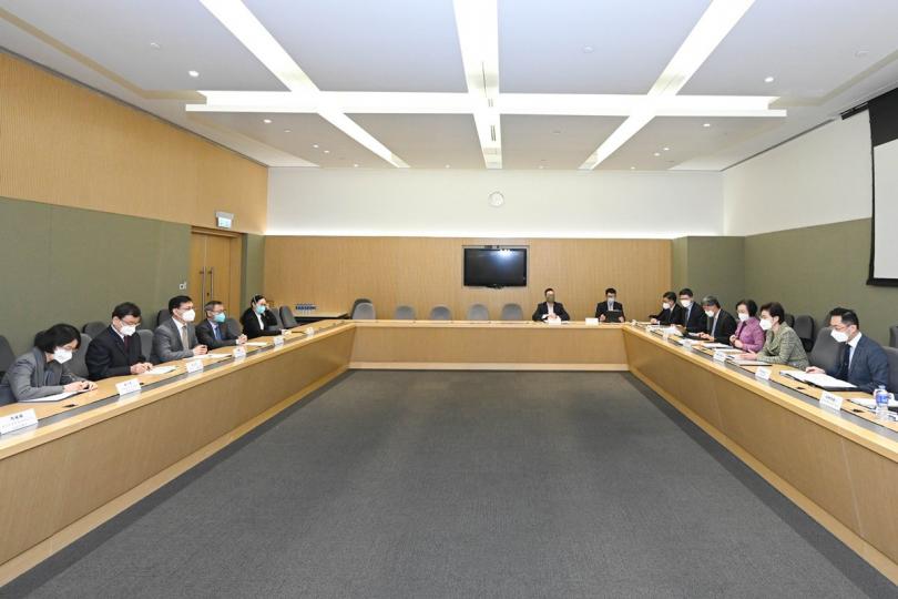 中央支援:  林鄭月娥（右二）與中國疾病預防控制中心傳染病預防控制所所長闞飆（左三）率領的內地疫情防控專家團會面。