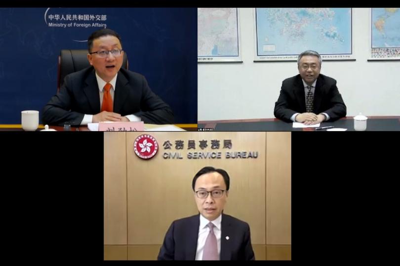 討論外交:  聶德權（下）與外交部亞洲司司長劉勁松（左上）、特派員公署副特派員楊義瑞於視像講座上交流。
