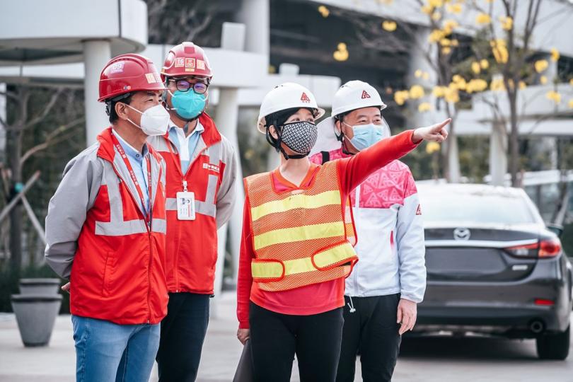 全力以赴:  建築署署長何永賢（左三）視察工地，了解工程進度，並為同事打氣。