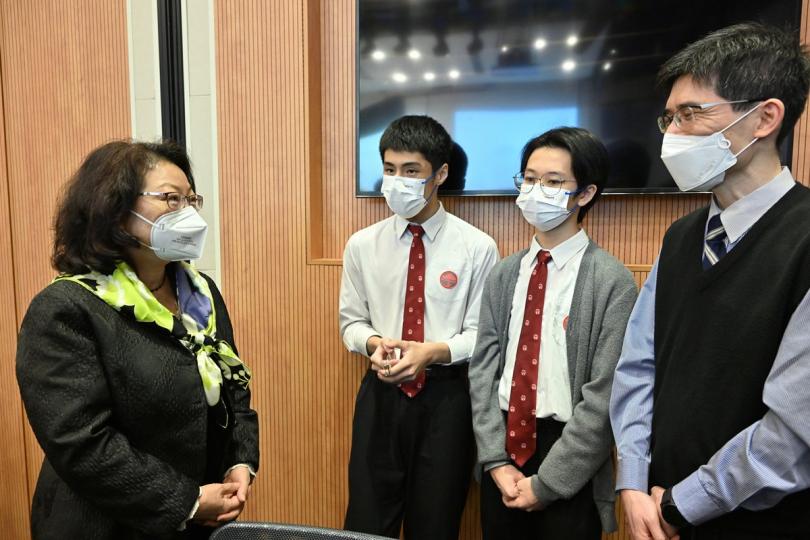 推廣教育: 鄭若驊(左)與出席第五屆香港中學朋輩調解比賽的學生交談。 推廣教育: 鄭若驊(左)與出席第五屆香港中學朋輩調解比賽的學生交談。