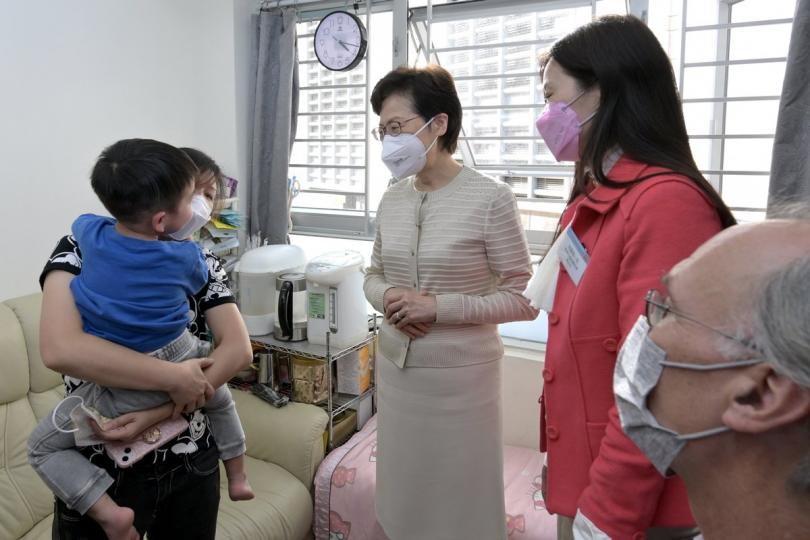 分享喜悅:  林鄭月娥（中）探訪香港社區組織協會長沙灣英華街「喜信」組合社會房屋的住戶。