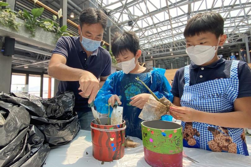 培育幼苗:  土木工程拓展署可持續大嶼辦事處早前開展紅樹種植計劃，邀請東涌區內的小學生種植紅樹苗，推廣可持續發展和社區共建的理念。
