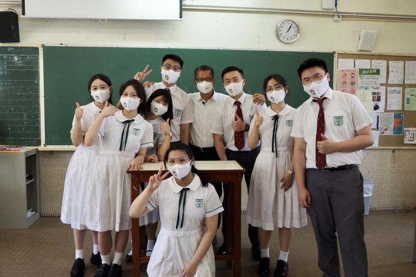 接觸青年:  陳茂波在網誌撰文表示，他早前參與一間中學的結業典禮，趁機與學生交流，希望更深入了解年輕人對未來的想法。