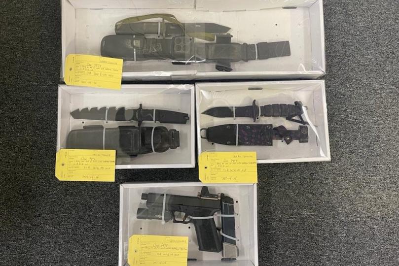 嚴厲執法:  警務處國家安全處拘捕兩名男子，並檢獲軍刀和仿製槍械。