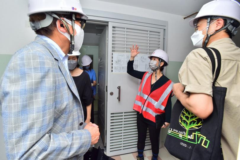 關注住屋:  何永賢（右二）視察興建中的富蝶邨，聽取房屋署人員匯報項目詳情和進度。