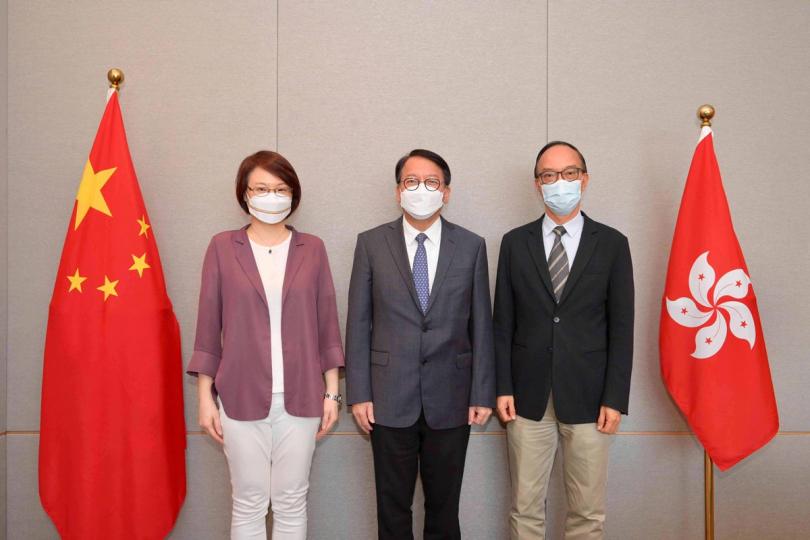 促進溝通: 陳國基(中)與李慧琼(左)和馬逢國會面。 促進溝通: 陳國基(中)與李慧琼(左)和馬逢國會面。