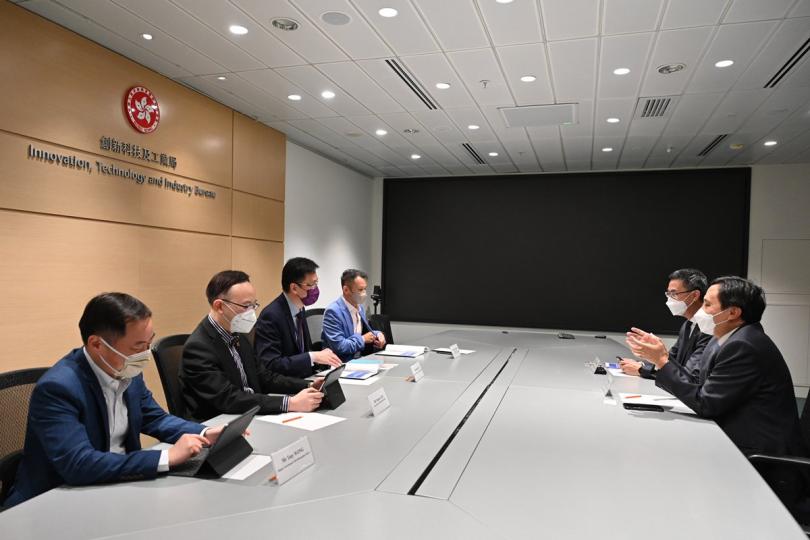 予以肯定:  孫東（左三）與香港互聯網註冊管理有限公司管理層會面。