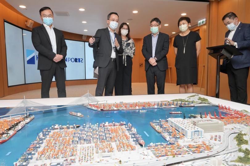 港口發展:  林世雄（右三）到訪葵青貨櫃碼頭，聽取碼頭營運商代表講解碼頭運作情況。