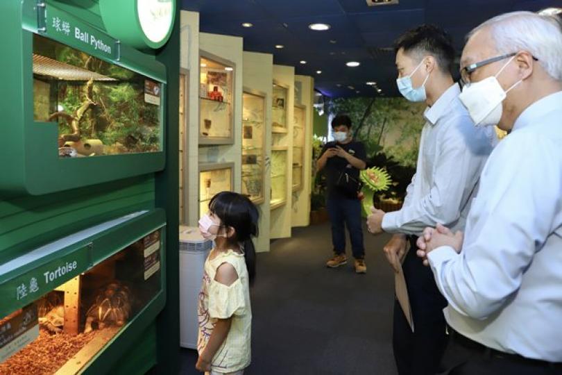 生態保育:  謝展寰（右）在瀕危物種資源中心了解漁護署保護瀕危動植物的工作。