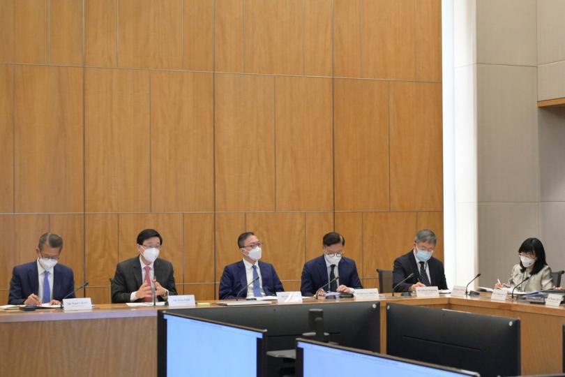團結抗疫:  李家超（左二）7月27日召開本屆政府首次抗疫督導委員會會議。
