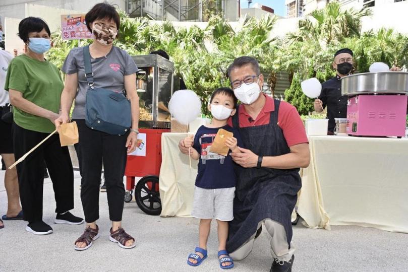 分享喜悅:  第二階段消費券發放，陳茂波購買棉花糖和爆谷與街坊和小朋友分享。
