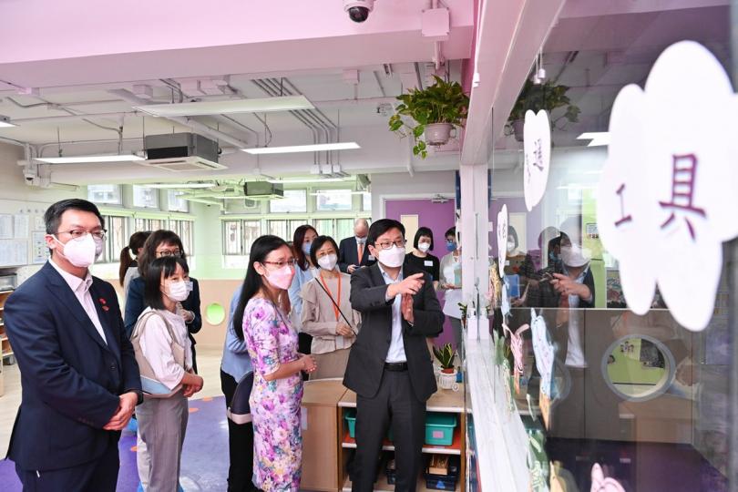關心兒童:  孫玉菡（前排右）視察童樂居，了解其服務重整計劃的進度和留宿幼兒情況。